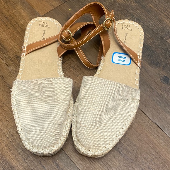 Time and Tru Tan Memory Foam Sandal - Picture 4 of 8